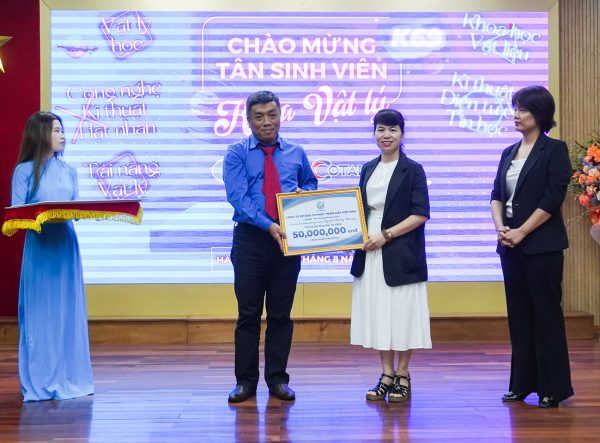 VIMID Awards Scholarship to the Nguyễn Hoàng Phương Scholarship Fund – University of Science