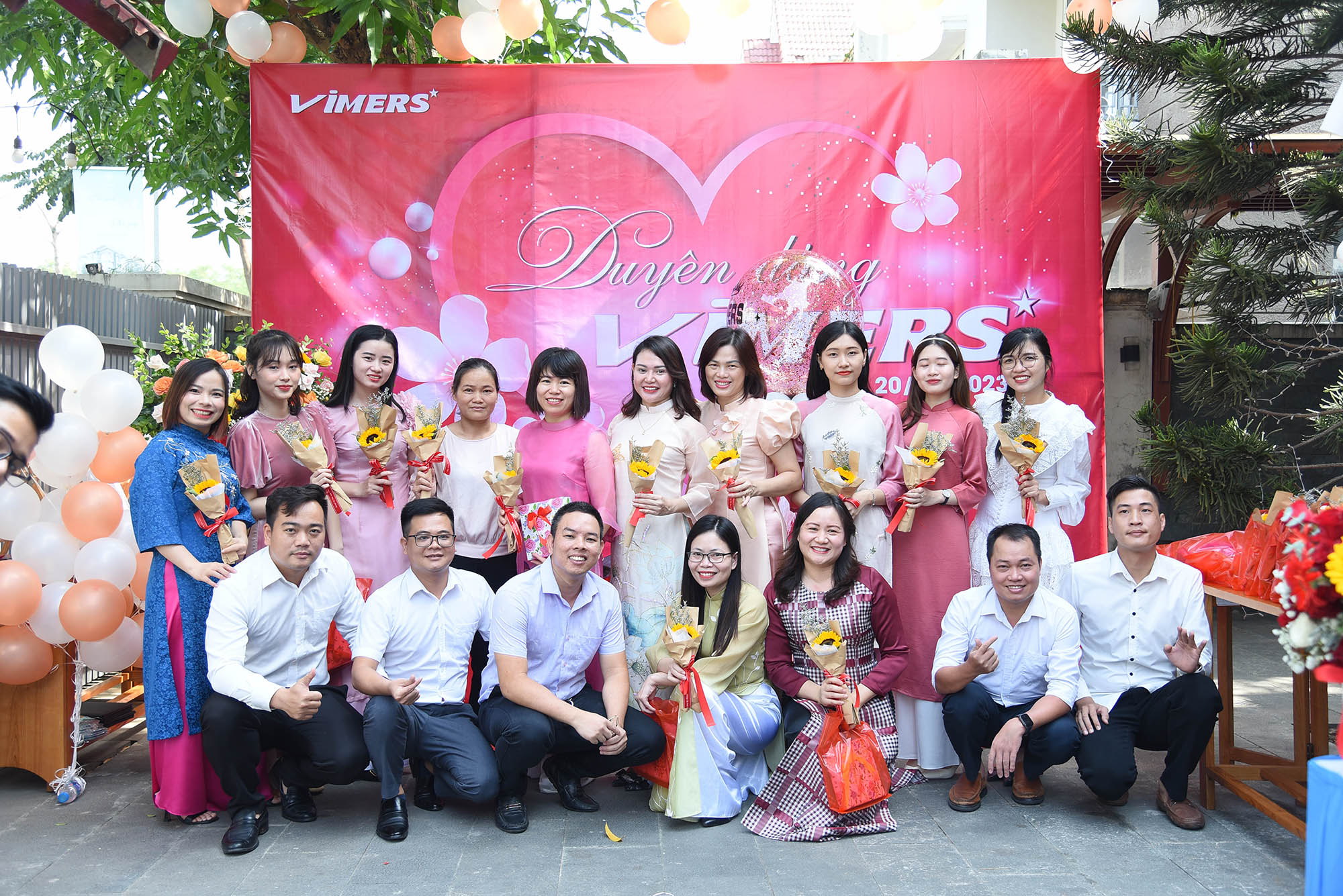 được trai đẹp tặng quà nên tươi tắn vô cùng