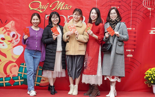 Trao nhau những bao lì xì đỏ thắm