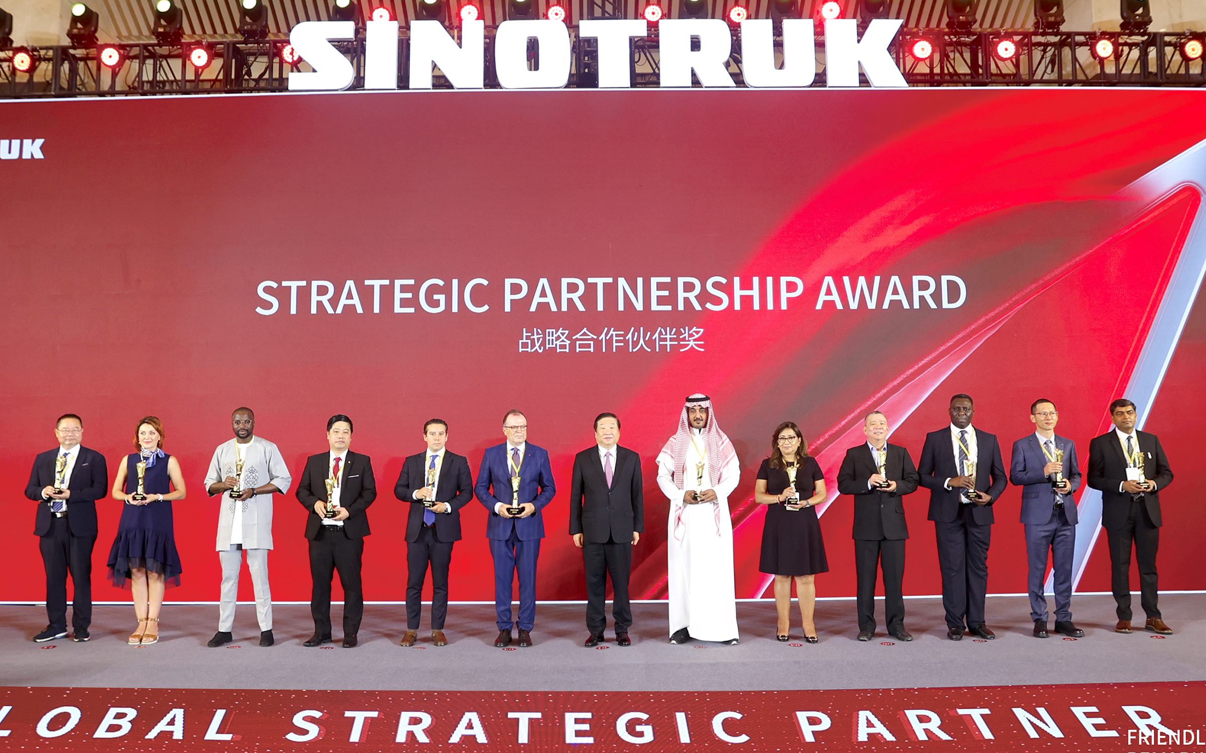 Tổng giám đốc VIMID – Ông Nguyễn Vũ Trụ nhận kỷ niệm chương của Tập đoàn Sinotruk