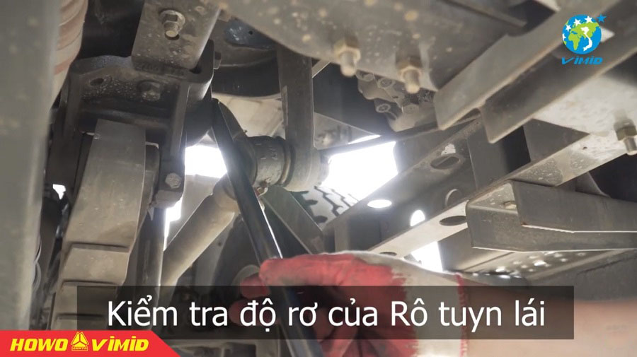 Thực hiện bơm mỡ vào vú mỡ trục các đăng lái