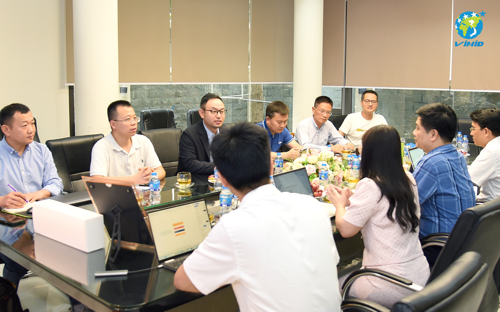 Ông Shu Lei và đoàn lãnh đạo CIMC LIGHT TOWER chia sẻ quan điểm đồng thuận cùng VIMID hợp tác và phát triển dài lâu.