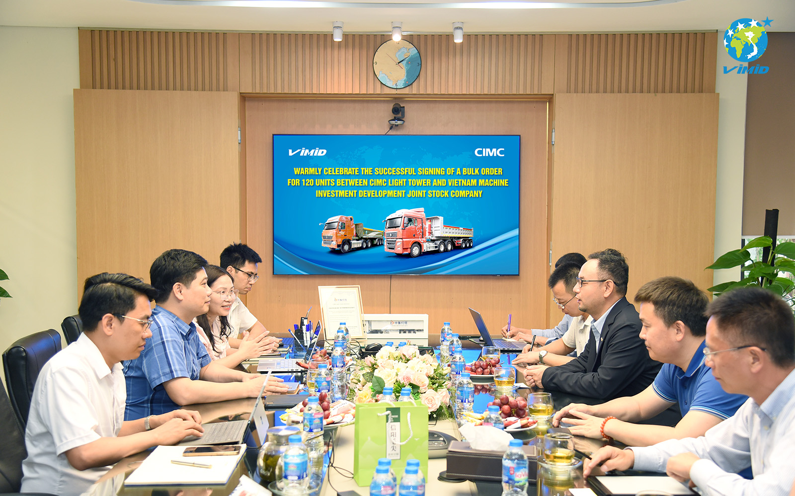 Ban Lãnh Đạo VIMID & CIMC LIGHT TOWER cùng các đại lý họp bàn trong buổi làm việc.