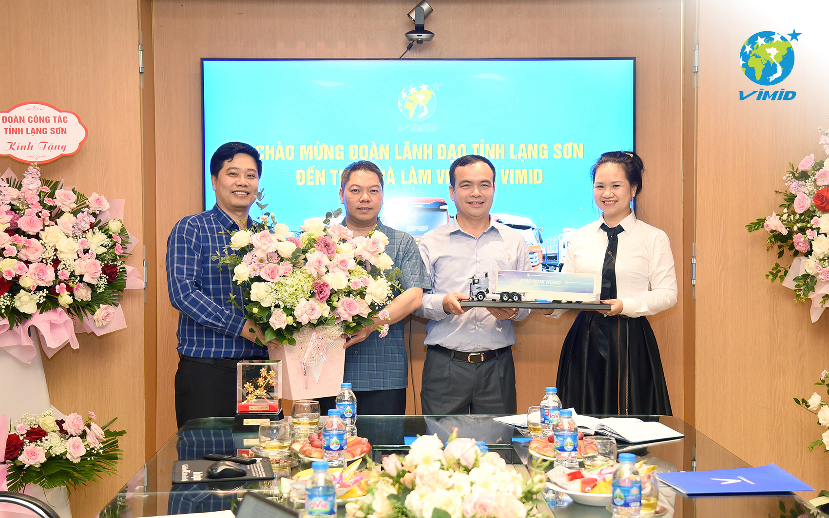 ( Đại diện Ban lãnh đạo VIMID chụp ảnh lưu niệm cùng đại diện Đoàn công tác tỉnh Lạng Sơn )