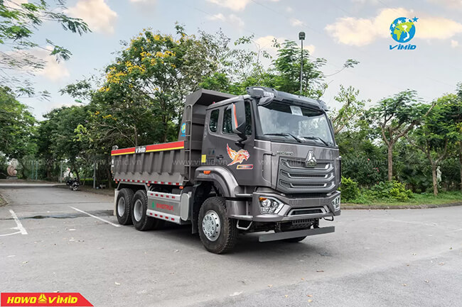 Giá xe ben Howo 3 chân phù hợp với nhiều khách hàng 