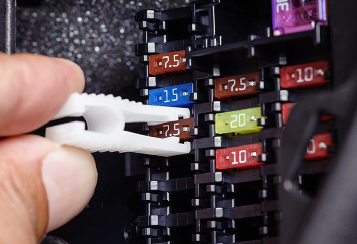 Kiểm tra và thay thế cầu chì xe tải bị hỏng