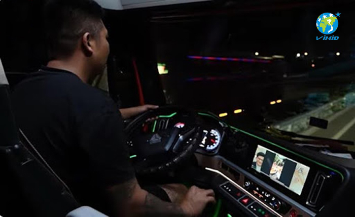 Lái xe tải đường dài trong đêm