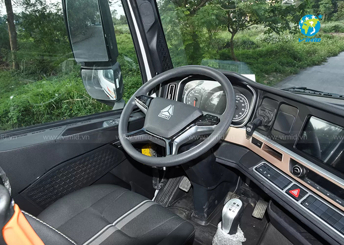 Nắm được cách cầm vô lăng để thuận tiện khi lái xe tải