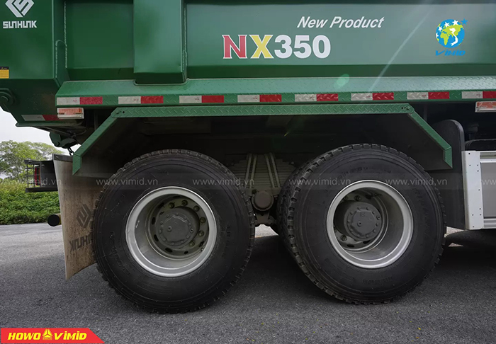 Quan sát tình trạng lốp xe